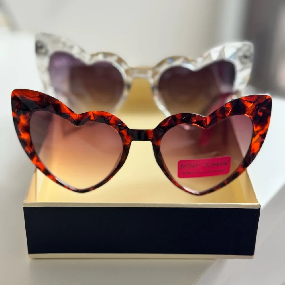 2pk Betsey Johnson Queen of Hearts Sunglasses - Picture 1 of 8